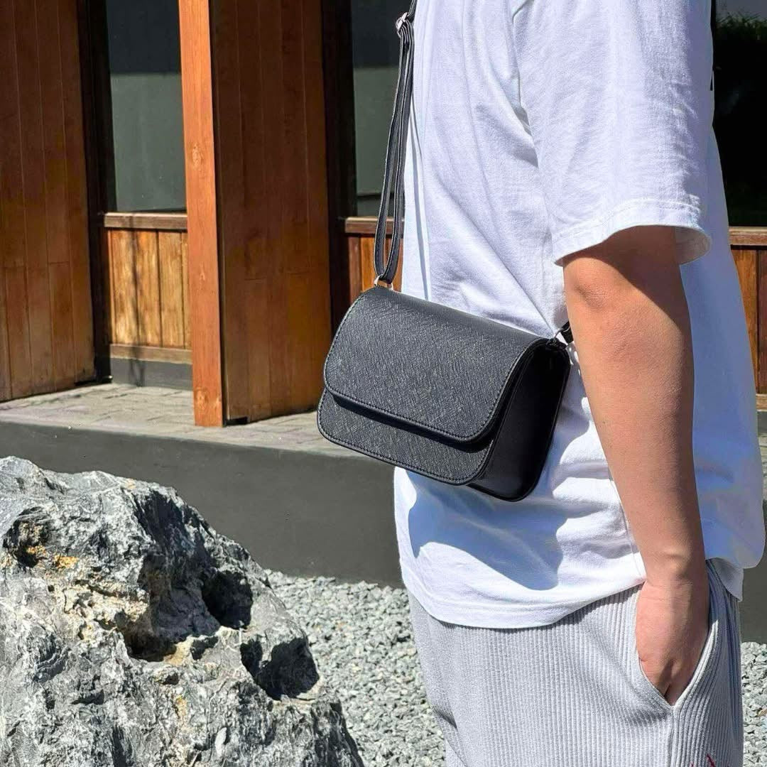 กระเป๋าสะพายทรงสี่เหลี่ยม G&C รุ่น Box Bags สีดำ
