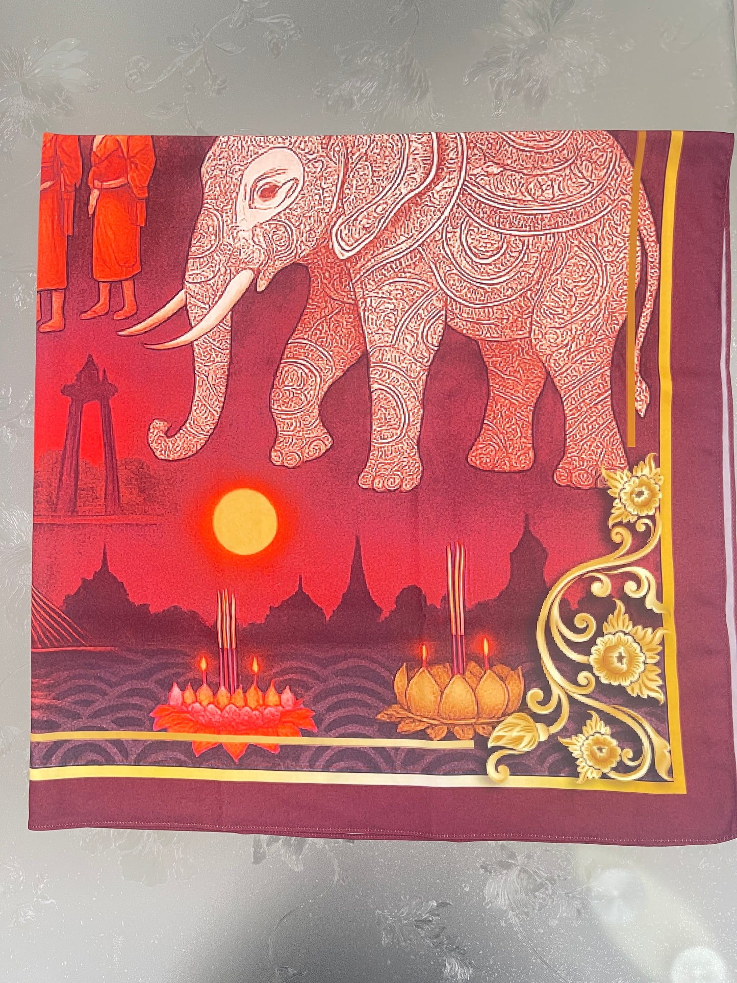ผ้าพันคอลายวัฒนธรรมไทยสีแดง