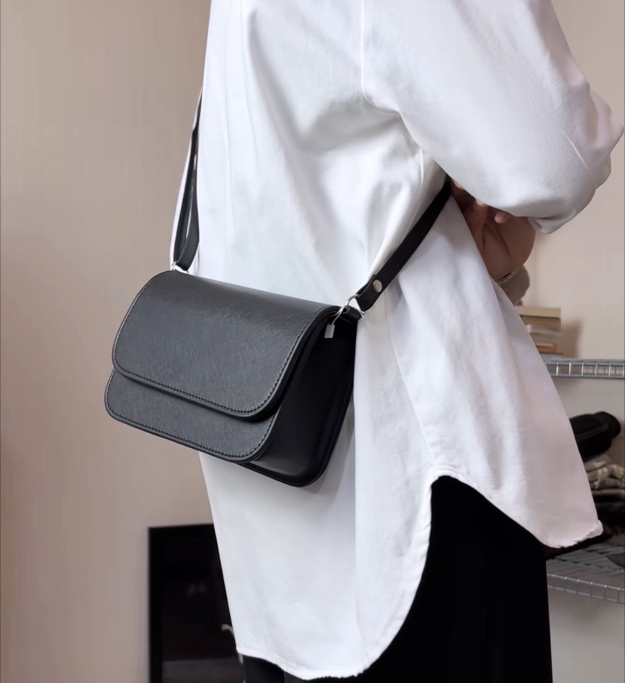 กระเป๋าสะพายทรงสี่เหลี่ยม G&C รุ่น Box Bags สีดำ