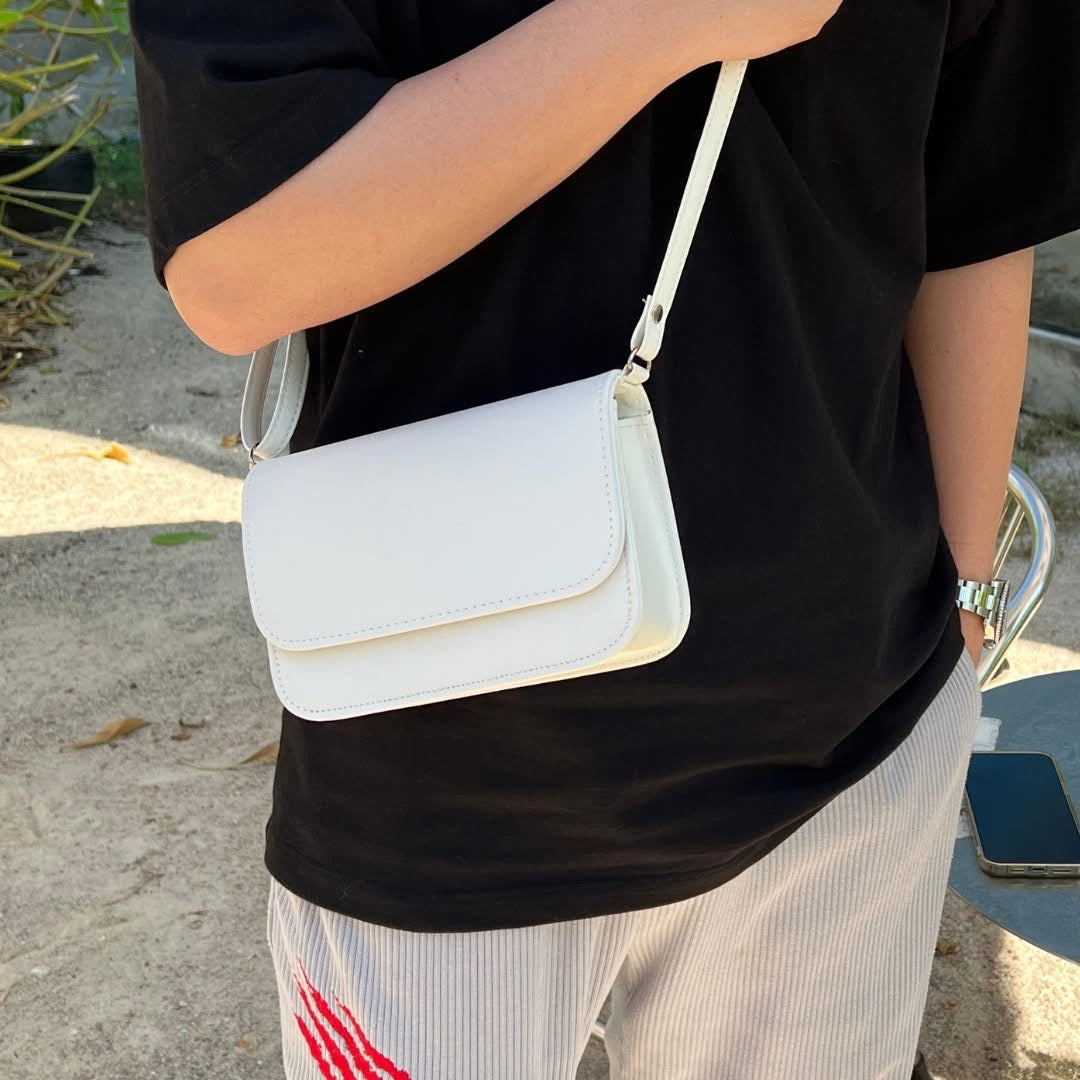 กระเป๋าสะพายทรงสี่เหลี่ยม G&C รุ่น Box Bags สีขาว