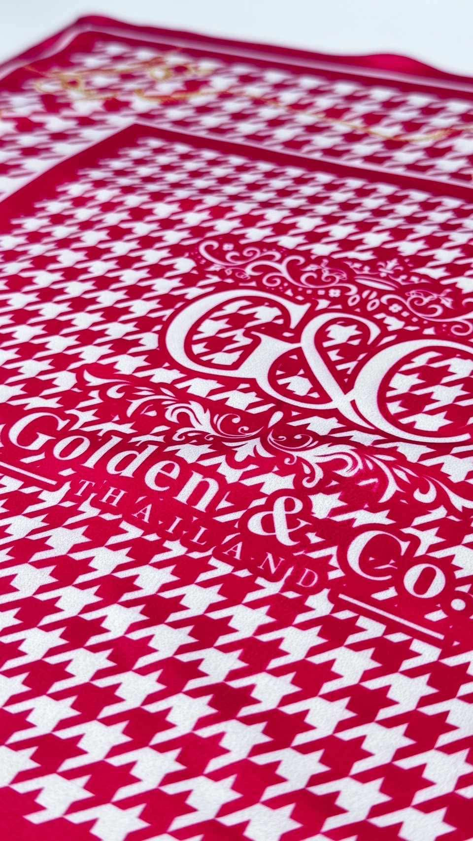 ผ้าพันคอสี่เหลี่ยมพิมพ์ลายสีแดงสุดคลาสสิคแบรนด์ G&C
